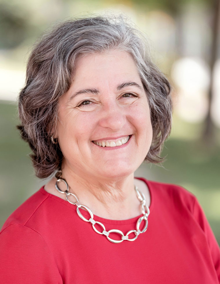 carolinenewheiser headshot img